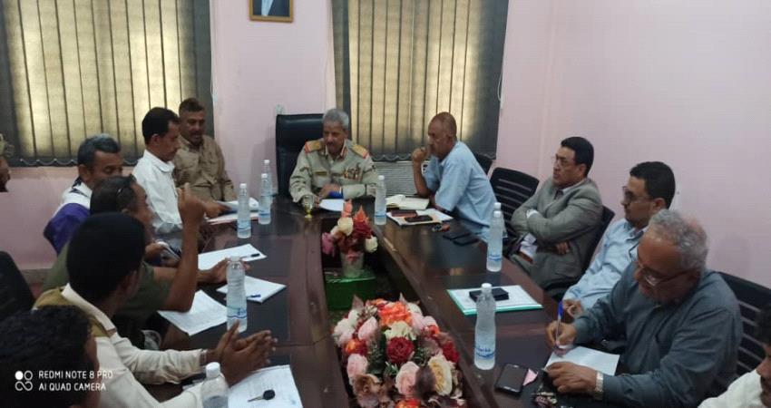 الإعداد لتنفيذ مشاريع خدمية بلحج بينها مياه منطقة الوهط