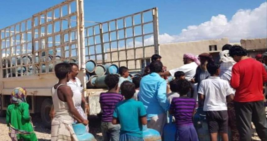 في عهد التنمية المزعومة.. أزمة غاز تعيد ابناء شبوة للطهي على الحطب