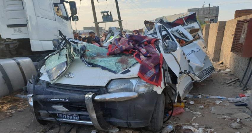 حادث مروري يودي بحياة ثلاثة أشخاص بلحج.. صور