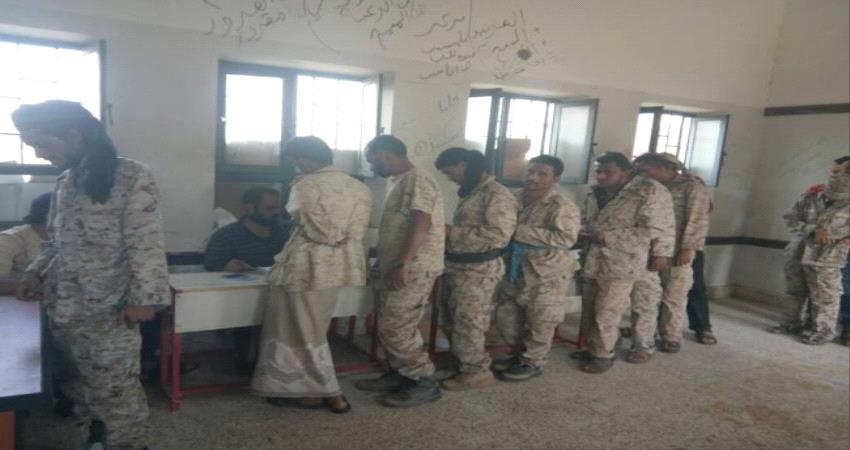 جهود المحافظ لملس تثمر ..بدء عملية صرف مرتبات الجيش بعدن لشهر "يوليو"