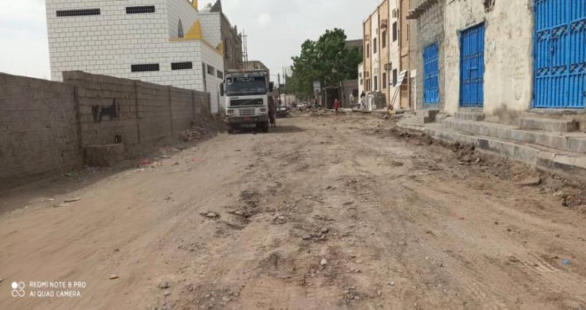 بدء عمل تنفيذ مشروع إعادة تأهيل شارع التربية في الحوطة لحج