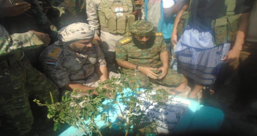 قادة عسكريون يضعون عهدا على ضريح "أبو اليمامة"