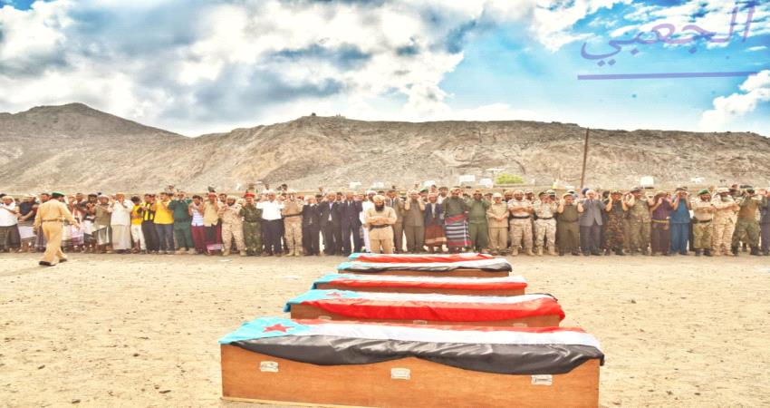 محافظ عدن وقيادات امنية وعسكرية تؤدي الصلاة على شهداء جنوبيين قضوا بأبين ( صور )