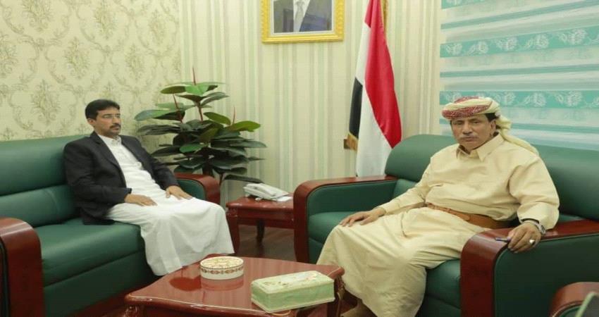 لقاء يجمع محافظ المهرة بالشيخ آل عفرار