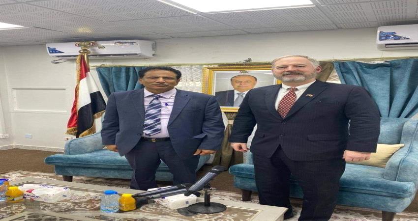 في زيارة مفاجأة.. السفير الأمريكي يصل المهرة