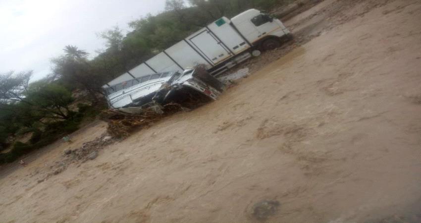 سيول الامطار تجرف مركبات للمسافرين في القبيطة وتتسبب بانقطاع الطريق بين عدن وتعز