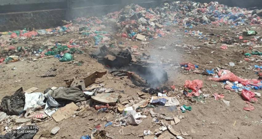 بالصور..حريق يلتهم كيبل كهربائي رئيس في لحج