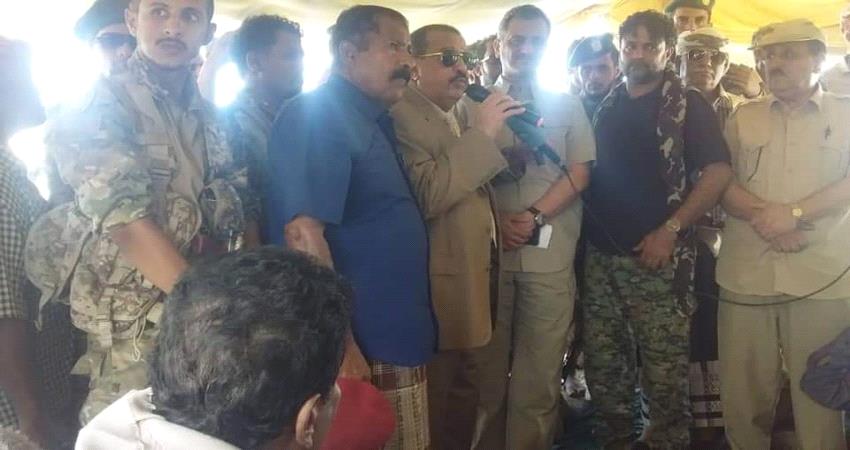 اللواء بن بريك والمحافظ لملس يزوران اعتصام العسكريين امام مقر التحالف ويؤكدان على انفراجة قريبة 