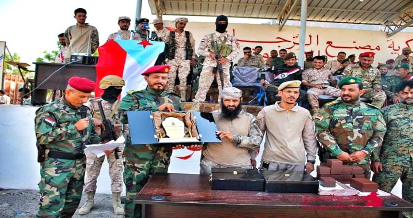 بعد قرابة عام من التوقف .. عدن تشهد عرضا عسكريا بتخرج دفعة " صاعقة" - صور