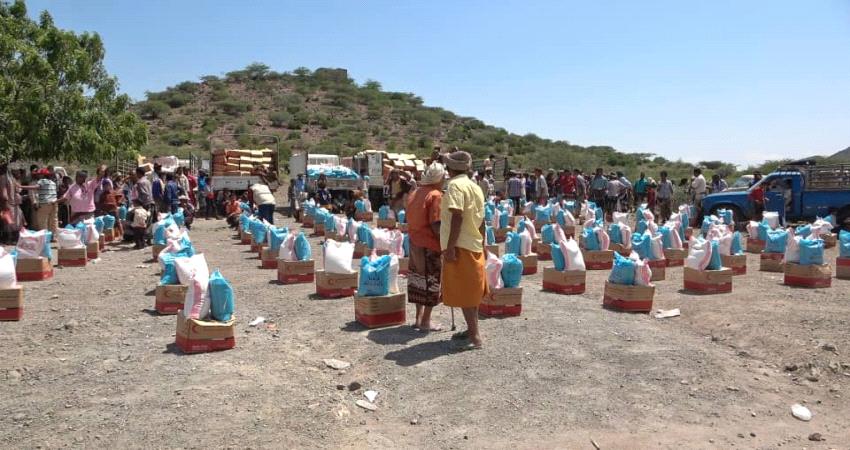 25 طنا مساعدات غذائية من الامارات لأهالي قرى الوازعية بتعز