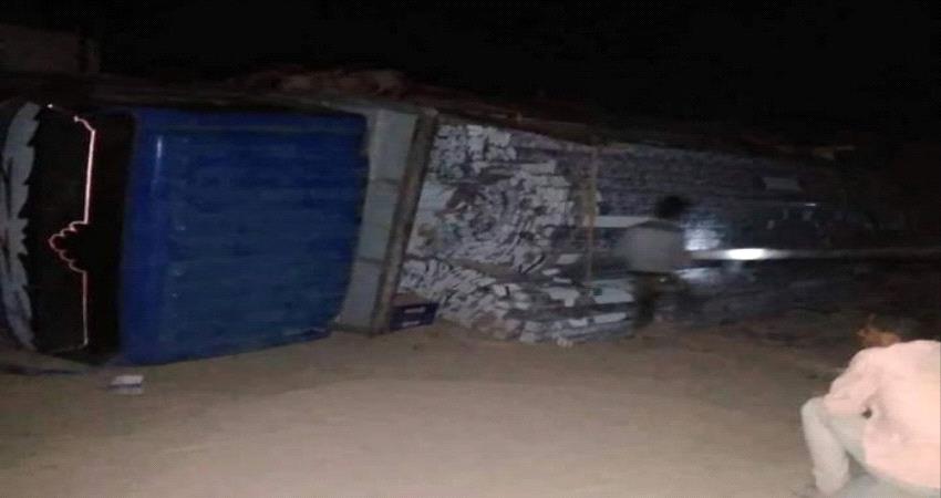 انقلاب شاحنة يوقف الحركة بطريق هيجة العبد الرابط بين المحافظات