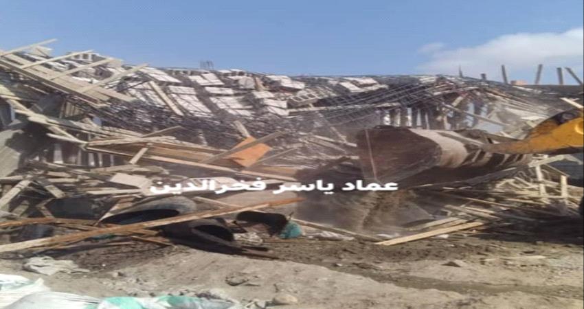 جرافات تزيل مباني خرسانية استحدثت بطريقة غير قانونية بعدن 