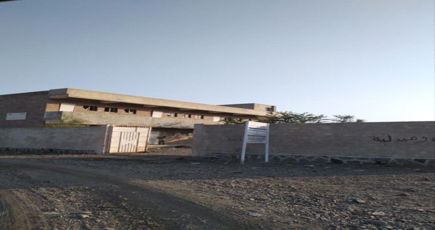 اجتتماع يقضي بحل اشكالية توقف الدراسة في مدرسة زيق بكرش لحج