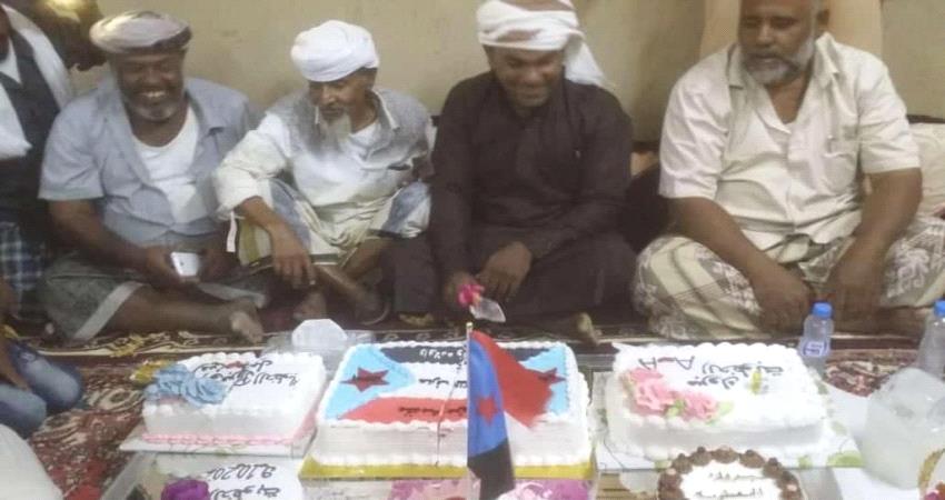 في ذكرى ثورة 14 أكتوبر.. مواطن حضرمي يحتفل بطريقته الخاصة!!