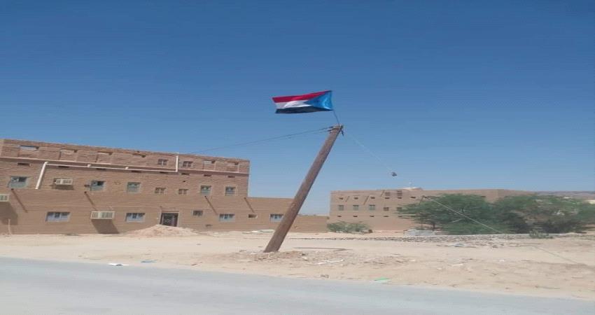 احتفاءً بذكرى أكتوبر .. وادي حضرموت يتزين باعلام الجنوب وصور قادته (صور)