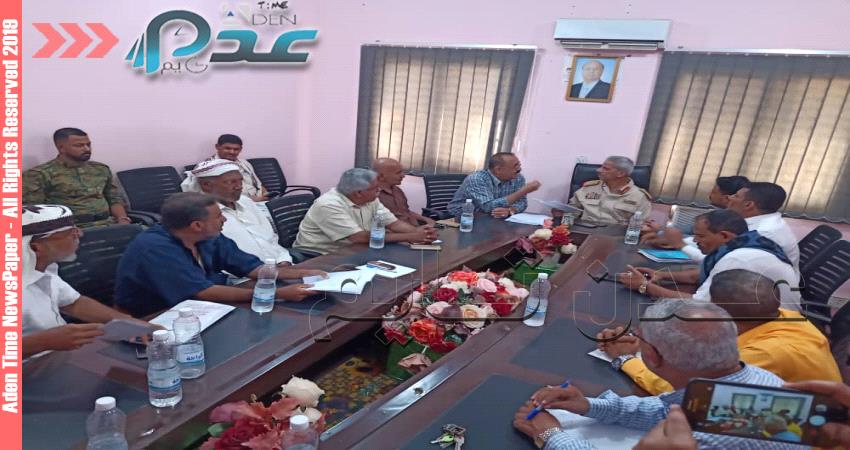 محافظ لحج يوقف عدد من المسؤولين عن العمل 