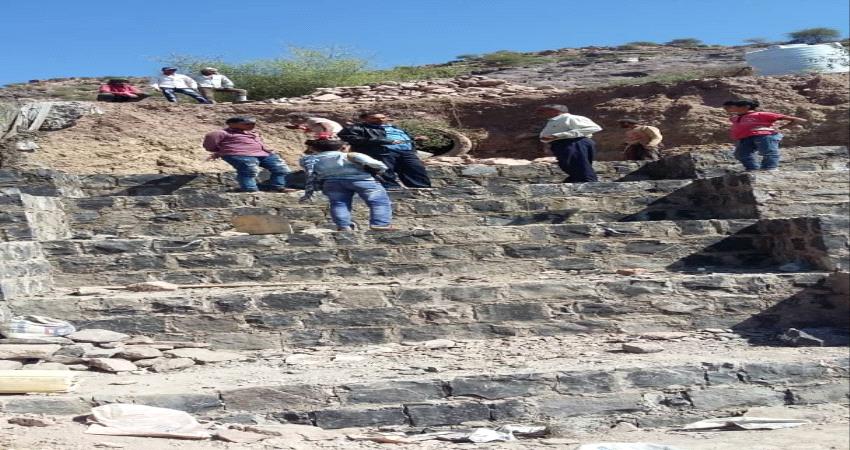 استمرار العمل في أعمال صيانة طريق الازارق بالضالع