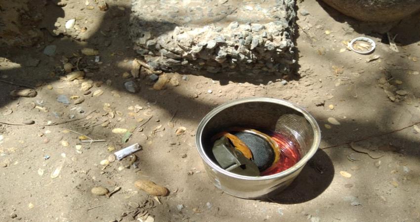 بالصور .. مصدر أمني لعدن تايم :" العثور على قنبلة مهيأة للانفجار بلحج "
