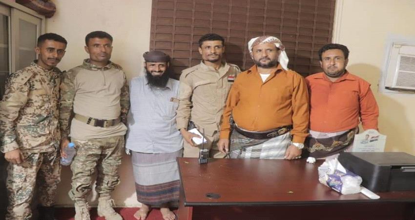 تكريم قائد وأفراد نقطة دوفس بأبين نظير جهودها في ضبط المهربات والممنوعات