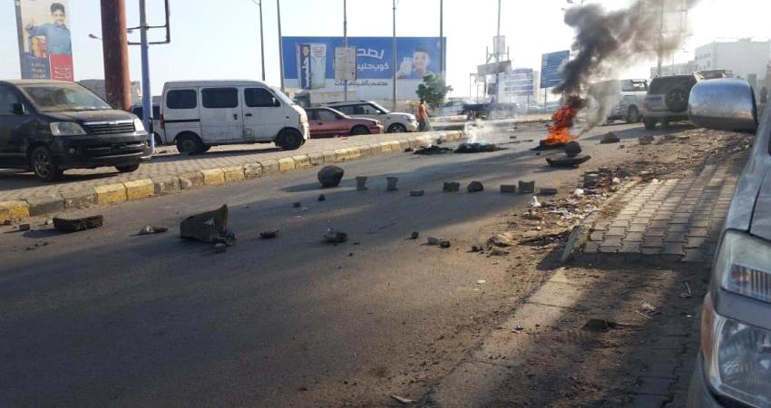 مواطنون غاضبون يقطعون طريقاً حيوياً  بالمعلا .. لهذا السبب !! ( صور )