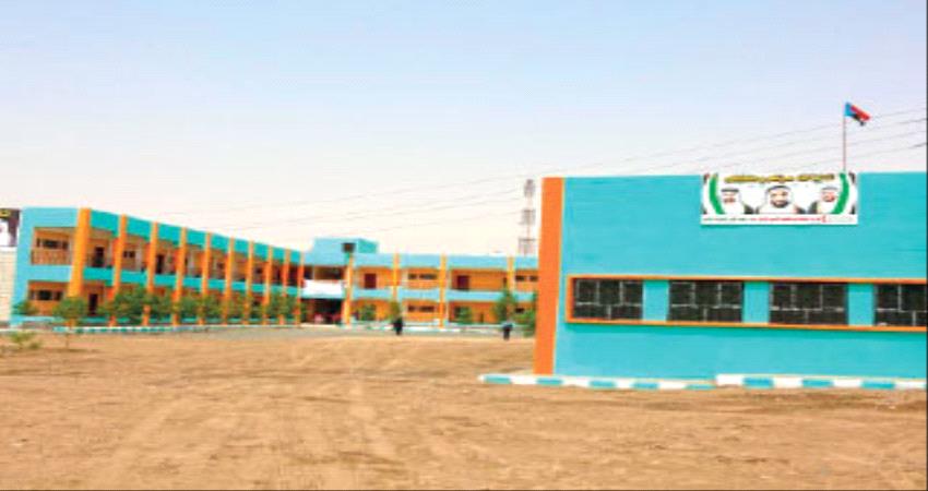 مدير مدرسة بلحج يقدم على إجراء يثير جدلا بين الطلاب واولياء الأمور 