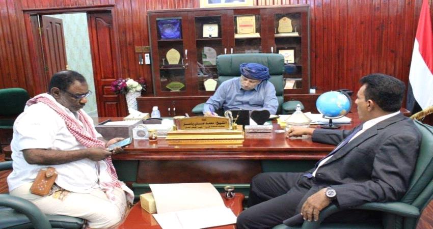 محافظ المهرة يشدد على تسهيل الإجراءات أمام التجار والمسافرين في جمركي شحن وميناء نشطون