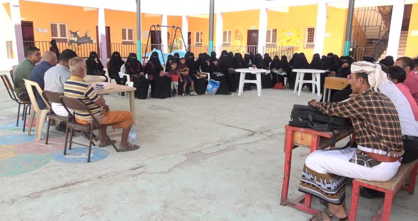 لحج..  توقيع عقود ل 66 متطوعا من المعلمين