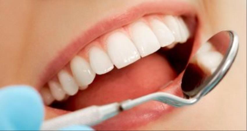وصفات طبيعية لتنظيف وتبييض الأسنان الصفراء