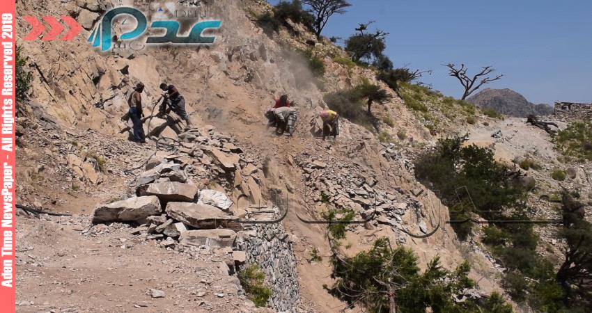 بالفيديو.. مبادرة مجتمعية تشق طريق جبلي شمالي لحج