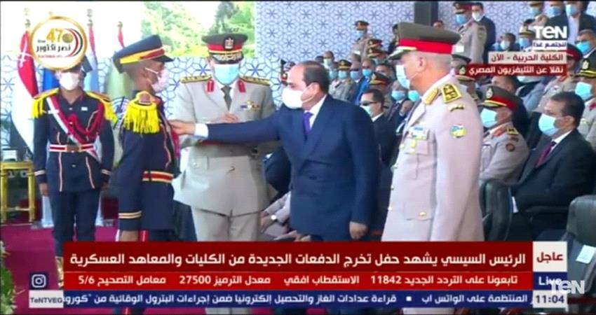 اللواء شلال يهنئ الضابط الجنوبي الذي احرز المركز الاول في الكلية الحربية بمصر