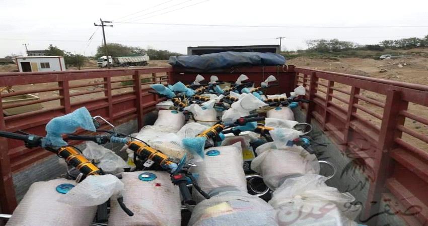 مع تواصل أعمال الملاحقة .. الحزام في عدن يضبط قاطرة تقل شحنة من الدراجات النارية