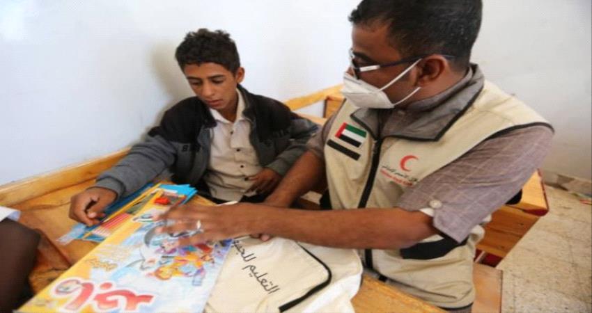 هلال #الإمارات يوزع 1200 حقيبة على طلاب #حضرموت