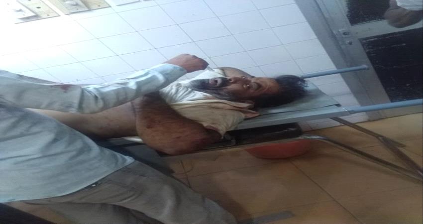 اصابة ثلاثة اشخاص بحادث انقلاب سيارة في طريق العند بلحج