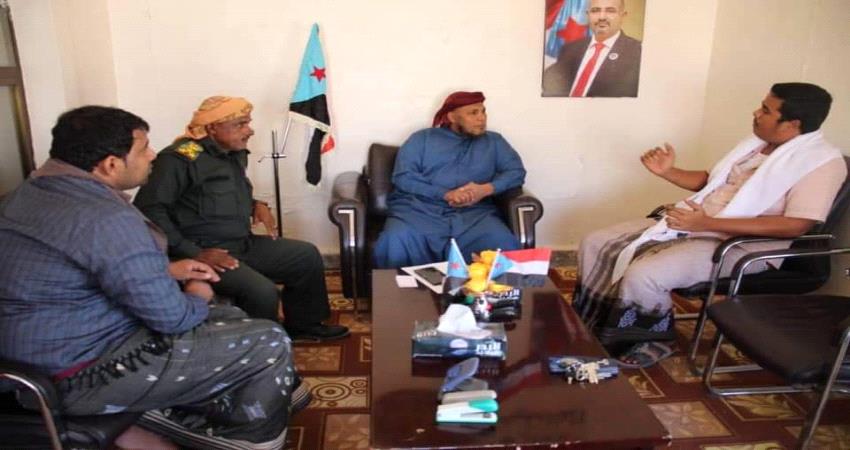 رئيس انتقالي سقطرى يلتقي ملاك محال الصرافة ويشدد على الانتظام بصرف الحوالات