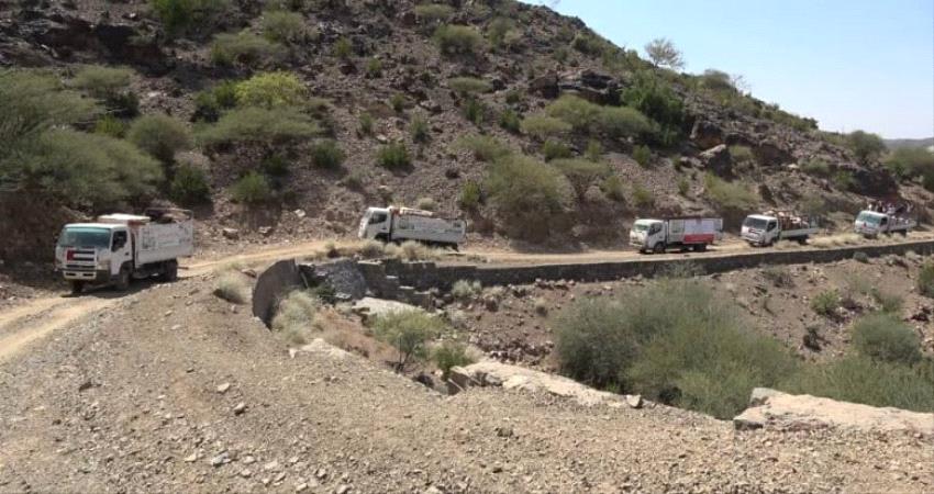 هلال الامارات يتحدى وعورة الطريق لإغاثة اهالي القرى النائية غربي تعز