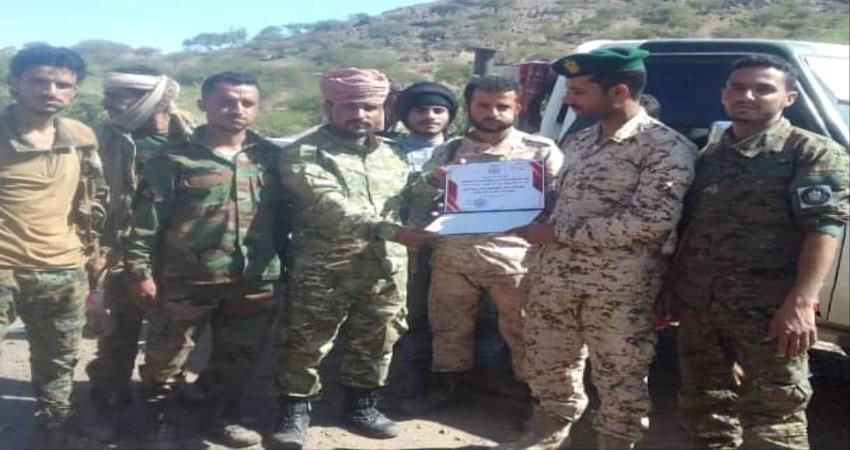 الضالع .. الحزام يكرم قائد أحد النقاط نظير جهوده الأمنية