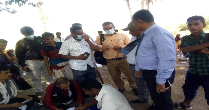 مقدمة من منظمة الجوع.. توزيع 100 مليون ريال للنازحين والمواطنين بالخوخة