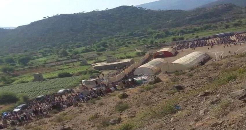 موكب لقائد بمليشيات الاخوان يخّرب مشروع رصف طريق