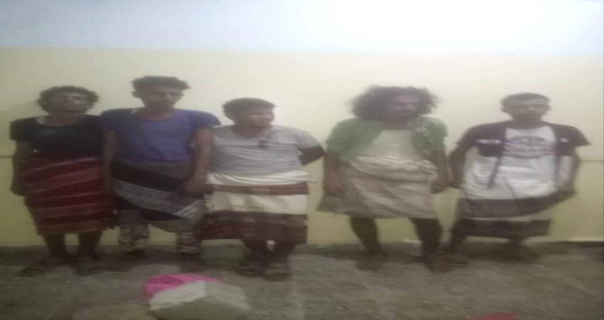 بعد إشتباك معها في مزارع بأبين ..وقوع عصابة مسلحة خارجة عن النظام والقانون