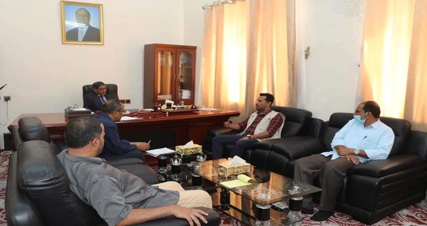 البحسني يوقّع عقود مشاريع في قطاعات الطرق والمياه بمديريتي حجر وبروم ميفع