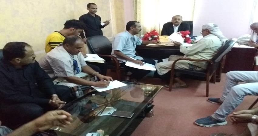 فتح مظاريف مشروع الصرف الصحي لحارتي قيصى والعدني بالحوطة