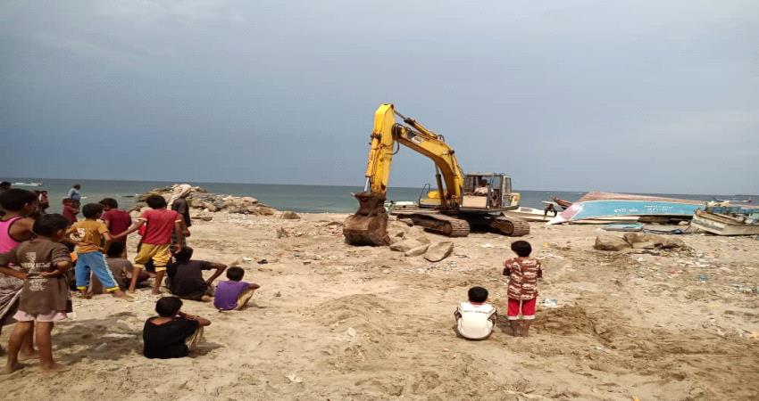 ردم بحري لتجاوز مخاطر يتعرض لها صيادون وممتلكاتهم بالخوخة