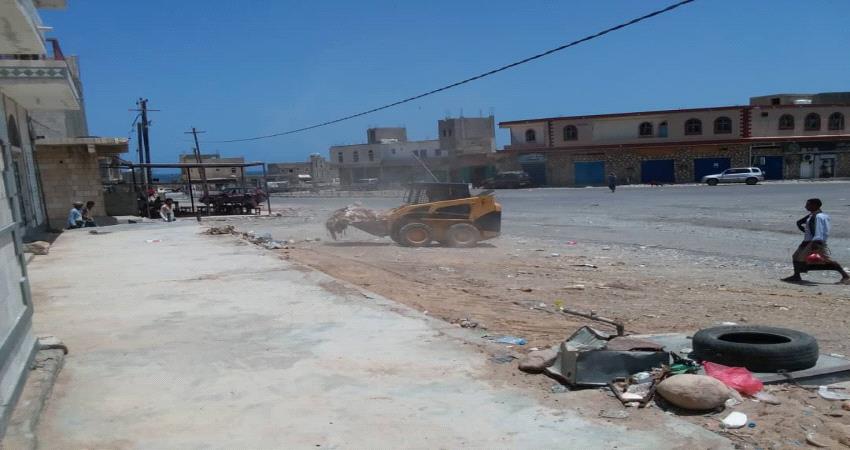 سقطرى.. حملة نظافة استعدادا لبدء الدراسة في كلية المجتمع