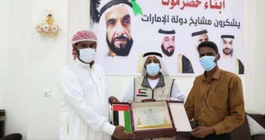 سلطة تريم تتسلم سيارتين مقدمة من الهلال الاحمر الاماراتي