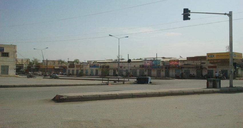 أطقم عسكرية تغلق شركات ومحلات الصرافة بسيئون