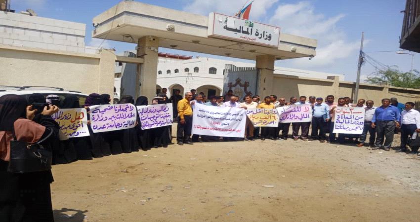 أكاديميو جامعة عدن يتهمون المالية بعرقلة تسوية رواتبهم