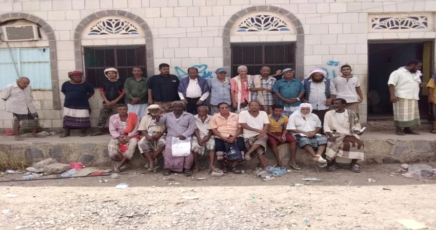 لحج..وقفة احتجاجية للمطالبة بضبط المتسببين بإيقاف مشروع صرف صحي