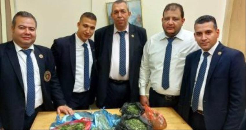 آخر تقليعة للمسافرين اليمنيين .. جيوب سحرية للقات تضبطها عيون أمن مطار القاهرة