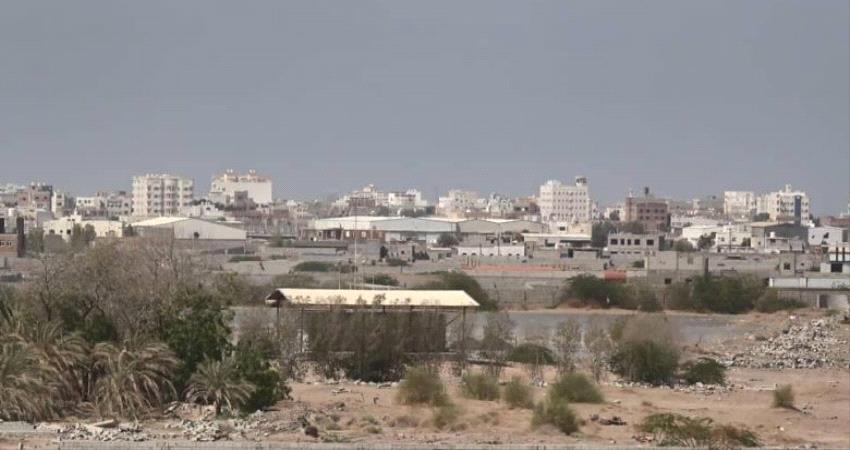 مليشيا الحوثي تستهدف قرى سكنية في الجاح بالحديدة