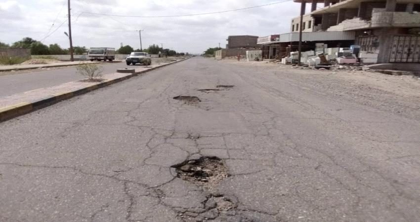 بالصور..لحج انتشار واسع للحفريات تتسبب بحوادث يومية